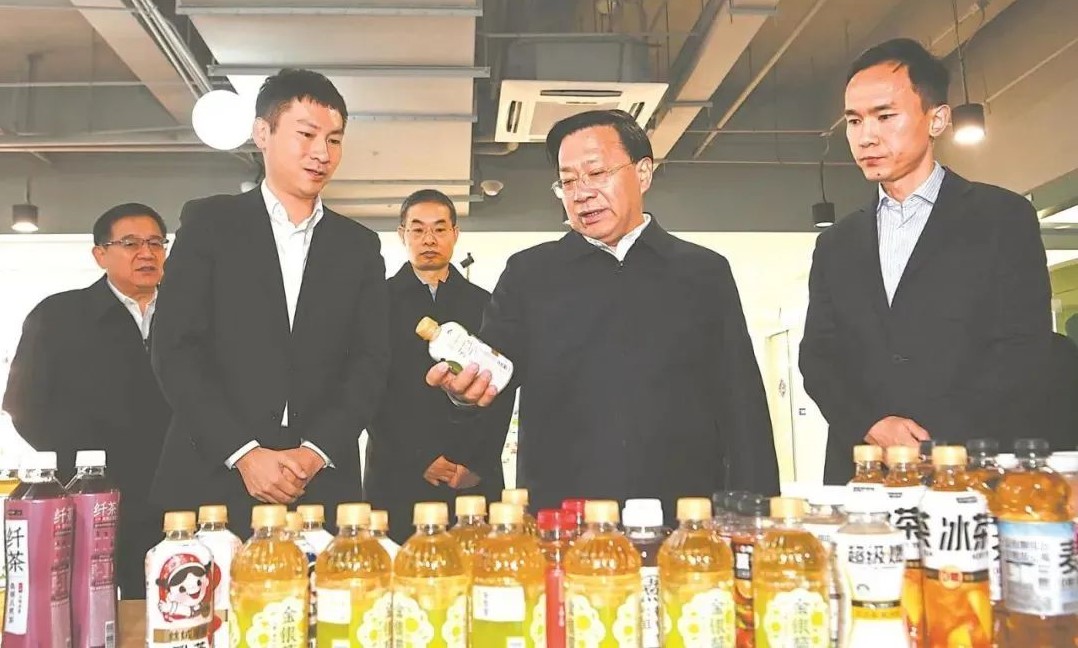 安徽省委书记韩俊调研合肥市现代服务业与民营企业发展情况，参观并调研了元气森林新闻图