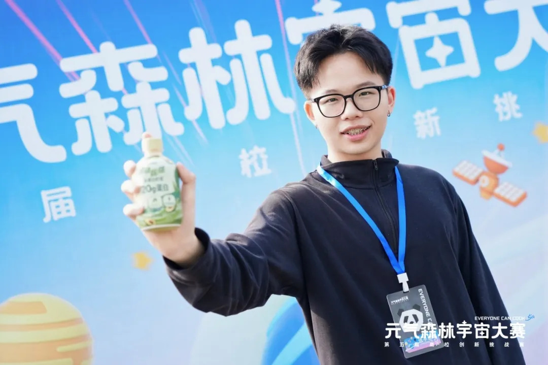 往期参赛选手展示自己的创意产品