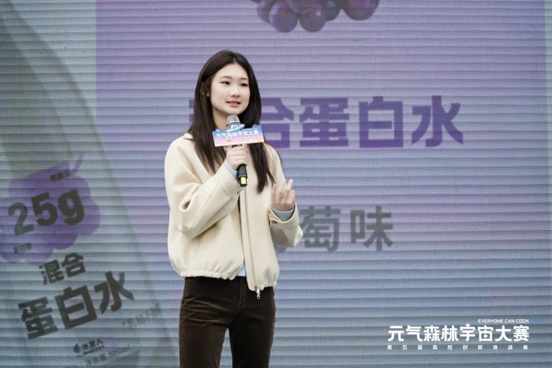 往期决赛现场，选手向创始人和管理团队展示创意